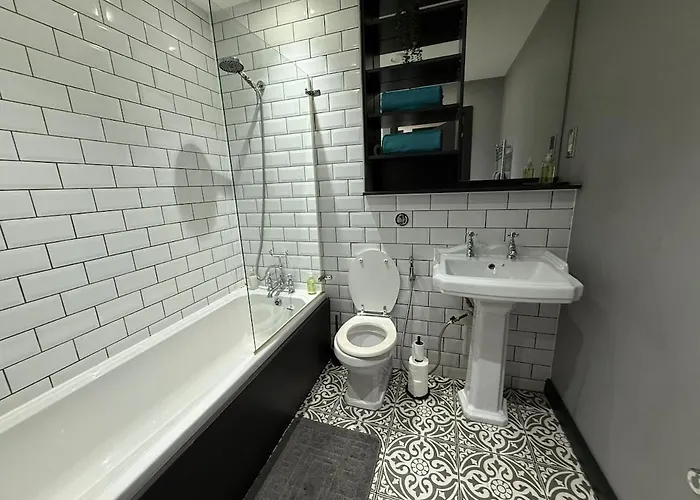 Sleek And Modern Centre Apartament