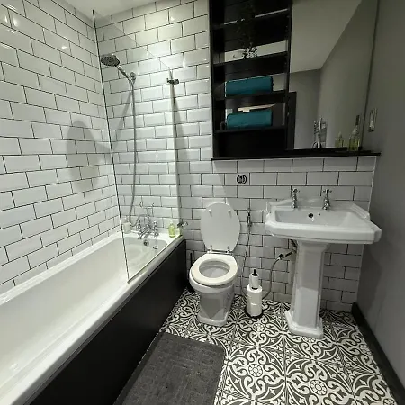 Sleek And Modern Centre Daire