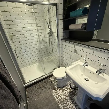 Sleek And Modern Centre * Leeds (West Yorkshire)