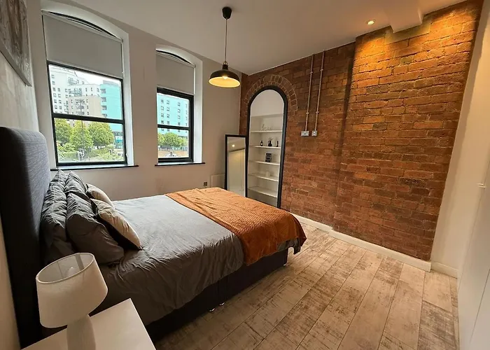 Apartment Sleek And Modern Centre